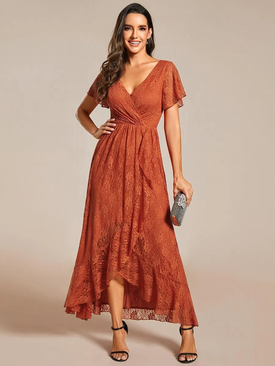 Robe d'invité en dentelle plissée à manches courtes et col V