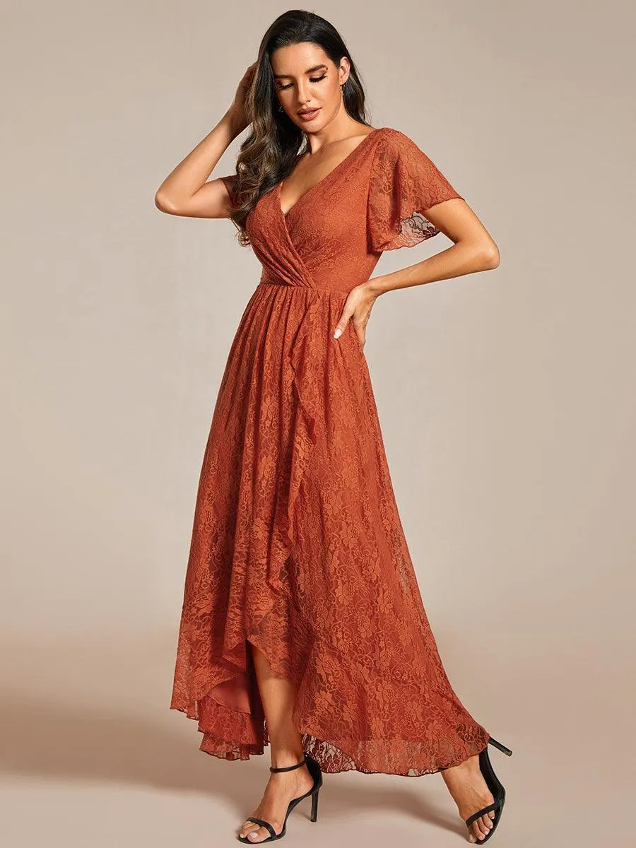 Robe d'invité en dentelle plissée à manches courtes et col V