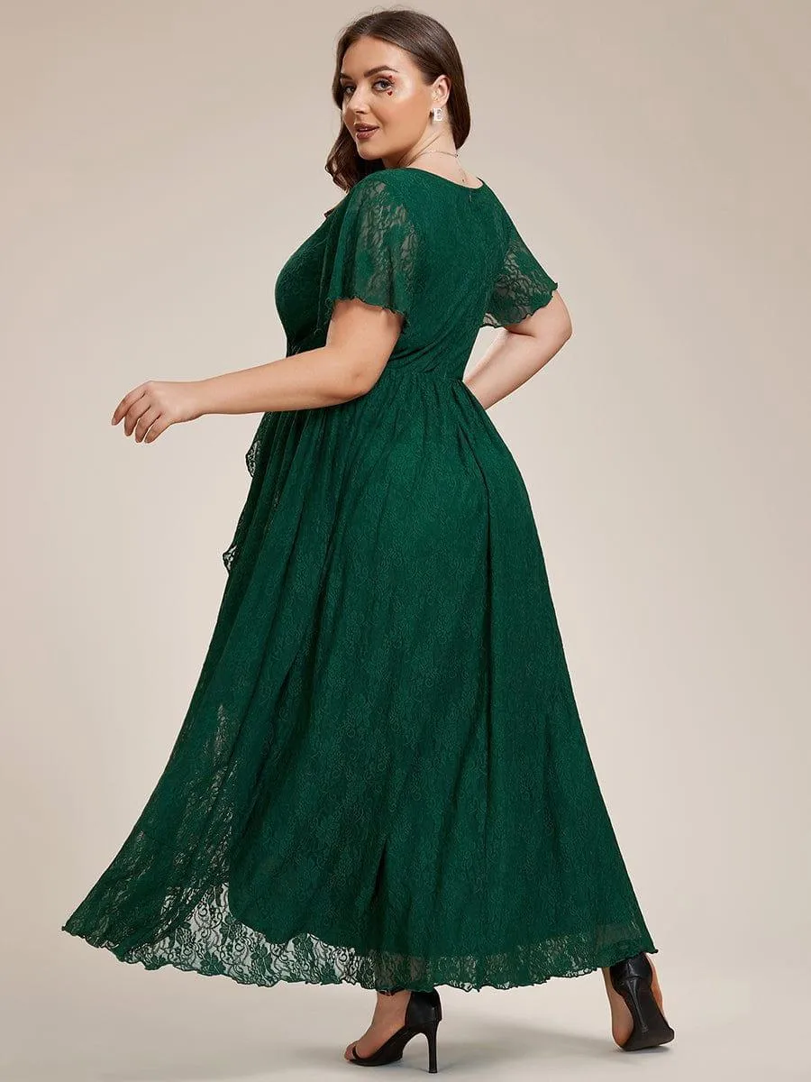 Robe d'invité en dentelle plissée à manches courtes et col V