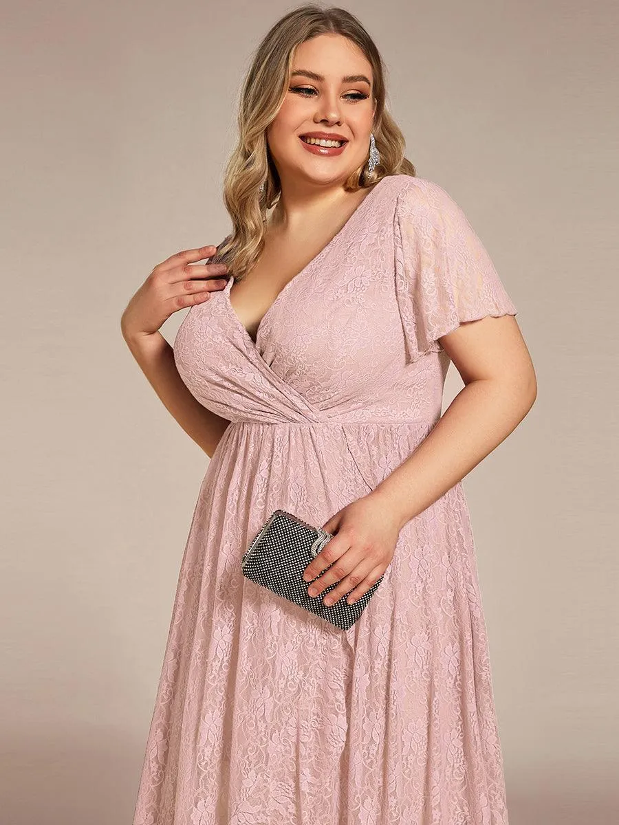 Robe d'invité en dentelle plissée à manches courtes et col V