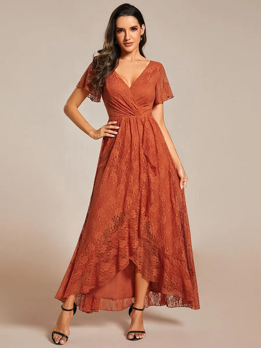 Robe d'invité en dentelle plissée à manches courtes et col V