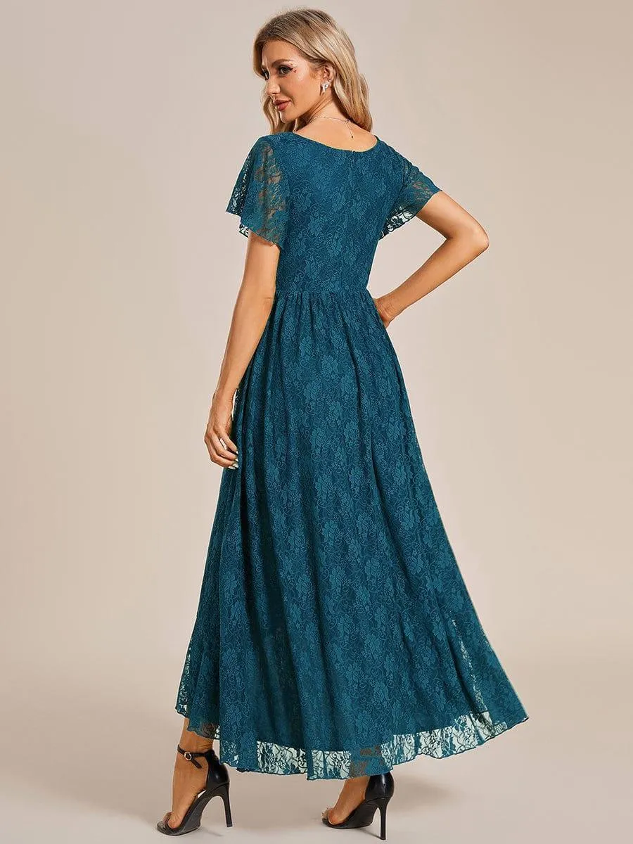 Robe d'invité en dentelle plissée à manches courtes et col V