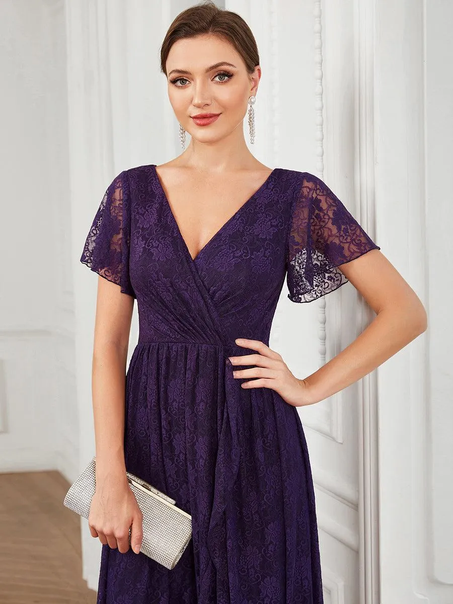 Robe d'invité en dentelle plissée à manches courtes et col V