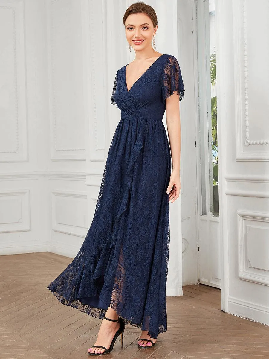 Robe d'invité en dentelle plissée à manches courtes et col V