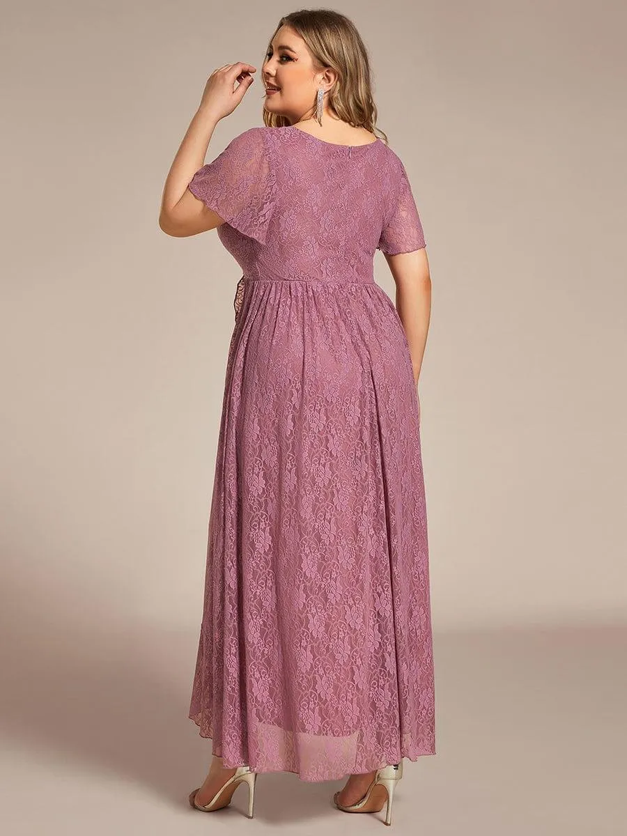 Robe d'invité en dentelle plissée à manches courtes et col V