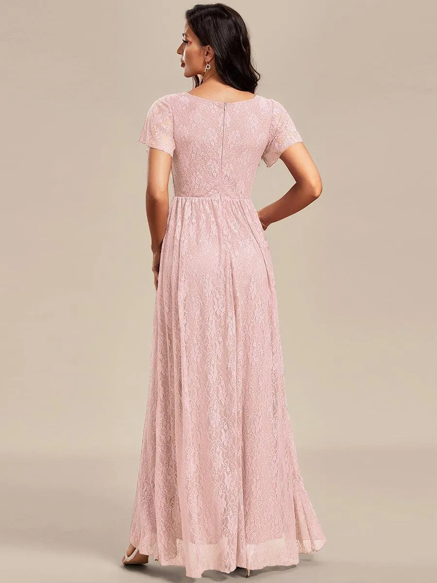 Robe d'invité en dentelle plissée à manches courtes et col V
