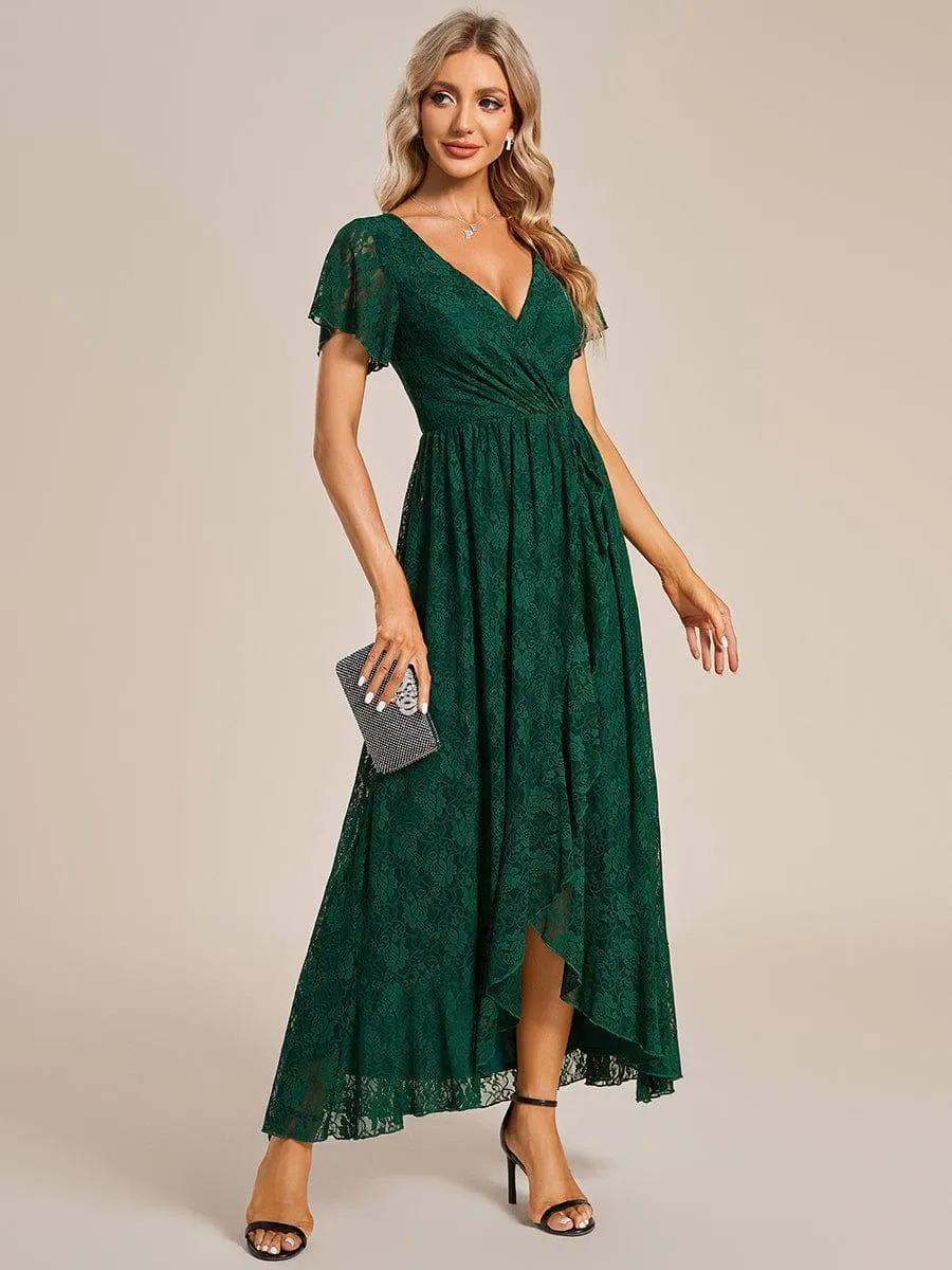 Robe d'invité en dentelle plissée à manches courtes et col V