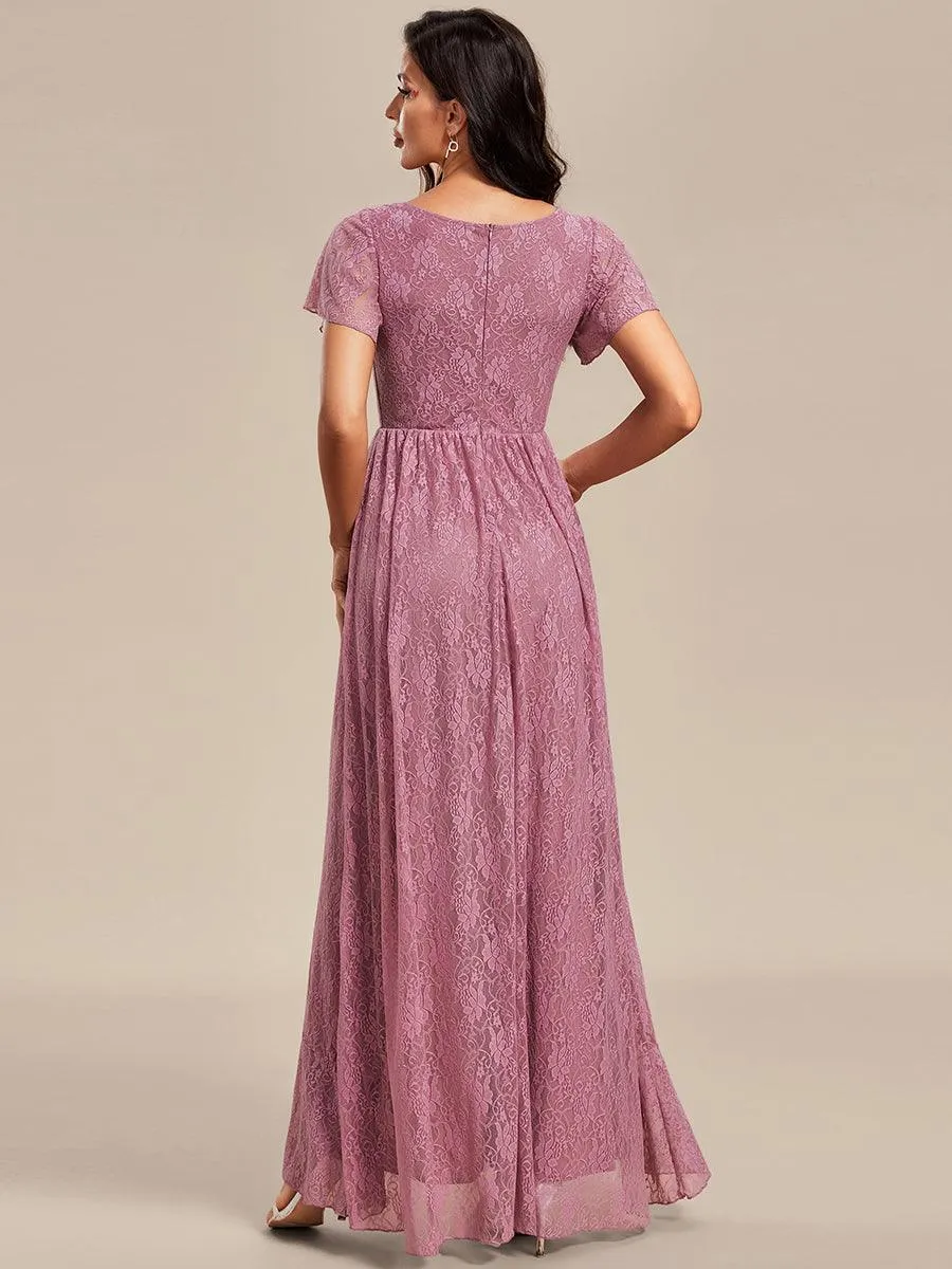 Robe d'invité en dentelle plissée à manches courtes et col V