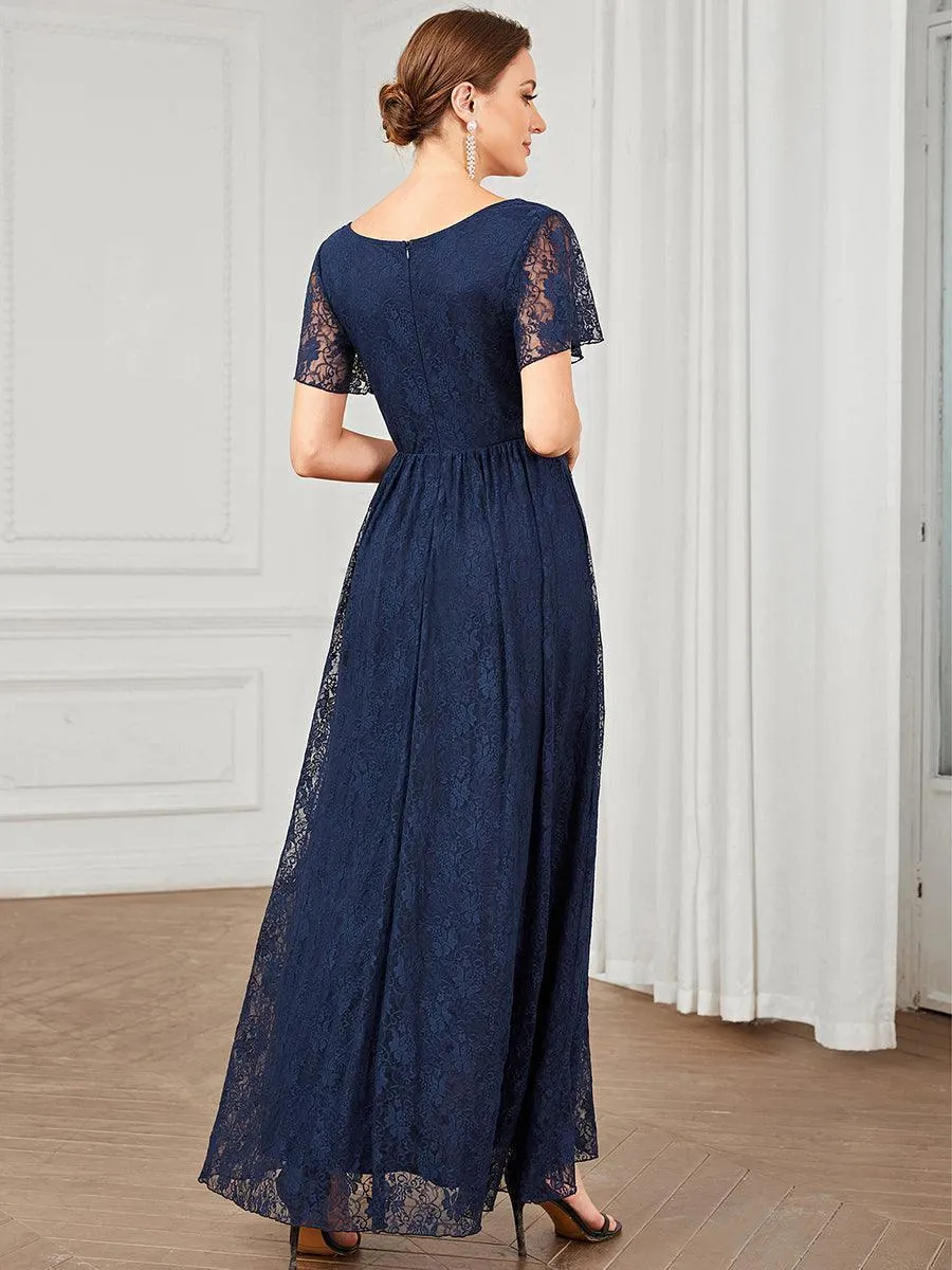 Robe d'invité en dentelle plissée à manches courtes et col V