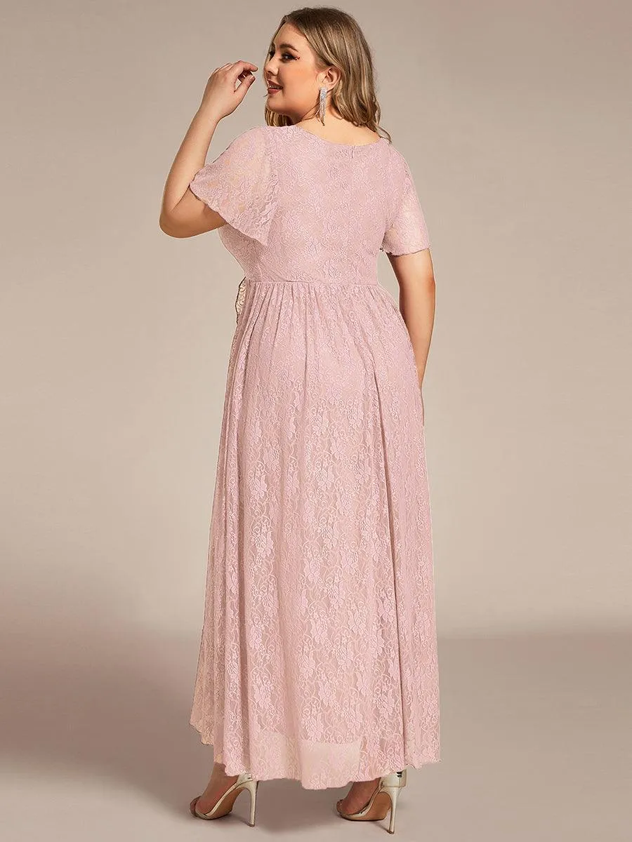 Robe d'invité en dentelle plissée à manches courtes et col V