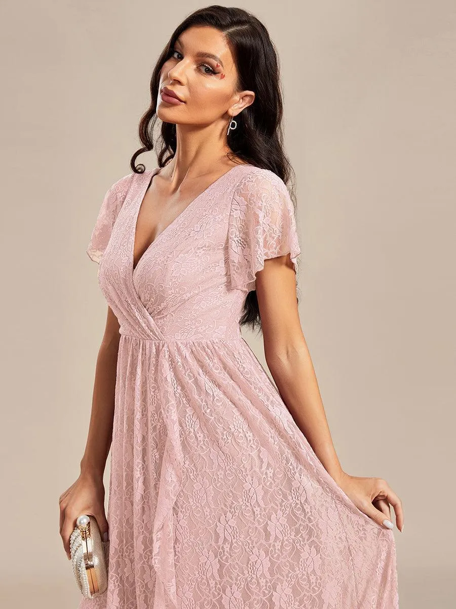 Robe d'invité en dentelle plissée à manches courtes et col V