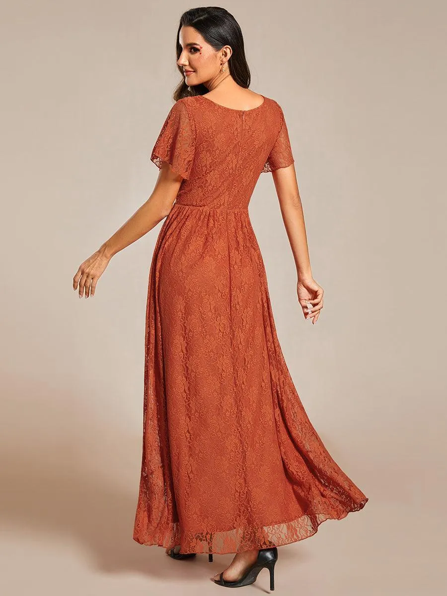 Robe d'invité en dentelle plissée à manches courtes et col V