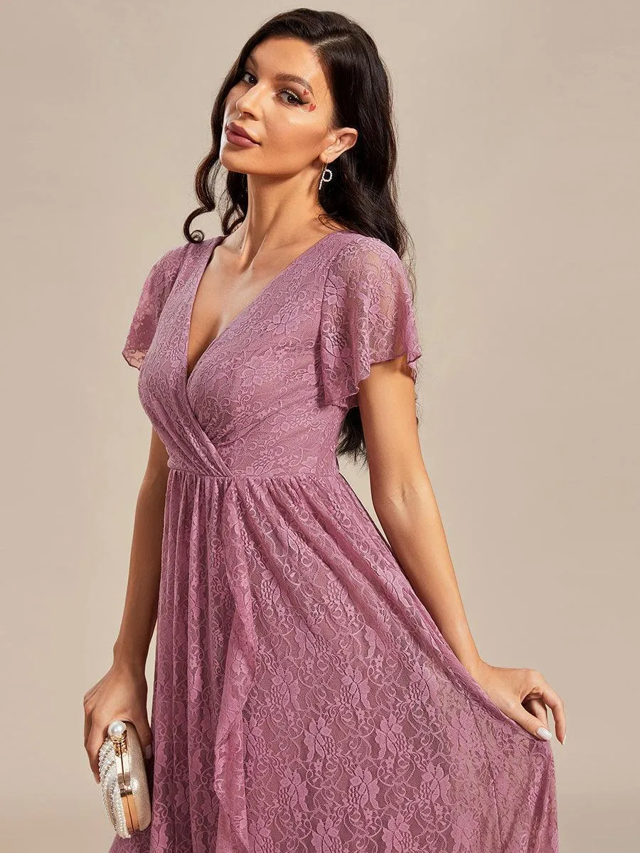 Robe d'invité en dentelle plissée à manches courtes et col V