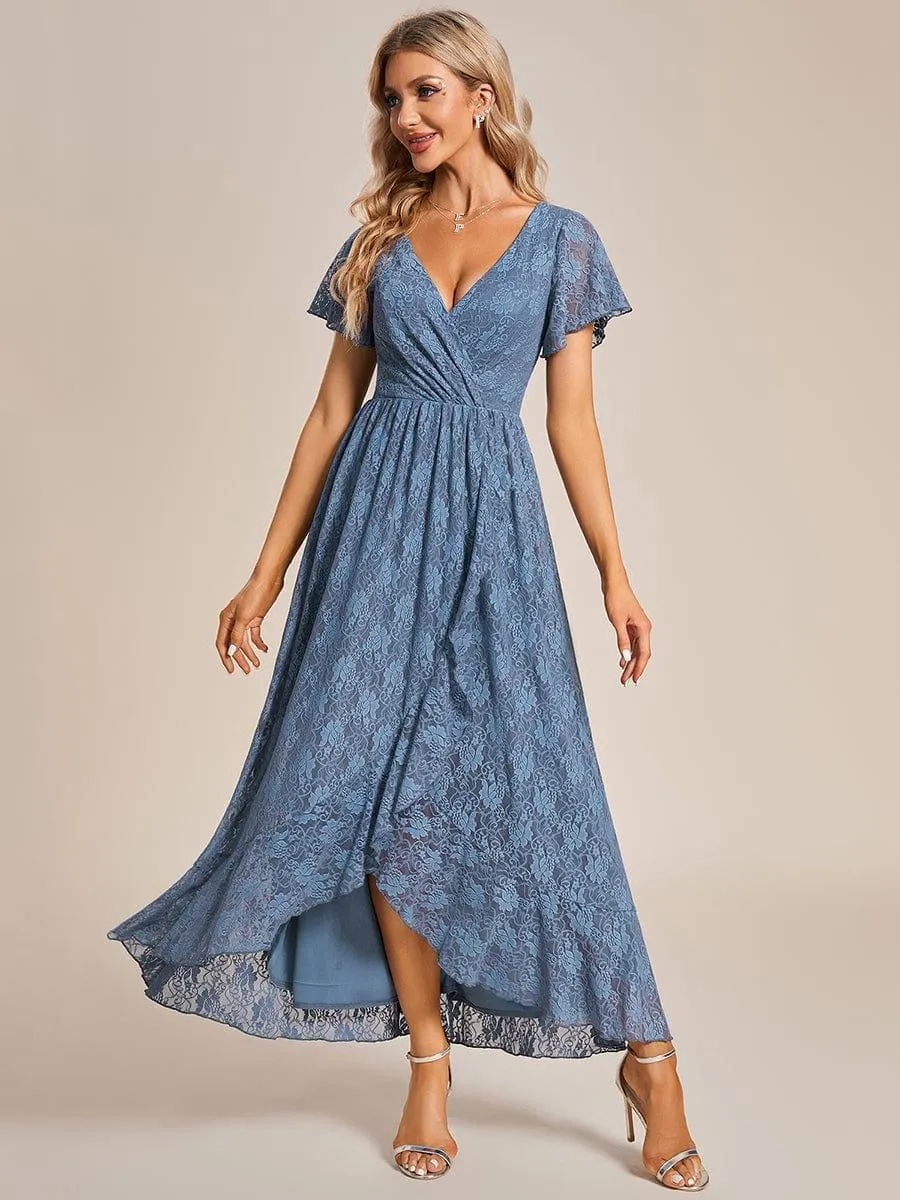 Robe d'invité en dentelle plissée à manches courtes et col V