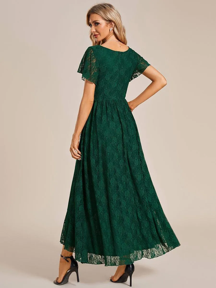 Robe d'invité en dentelle plissée à manches courtes et col V
