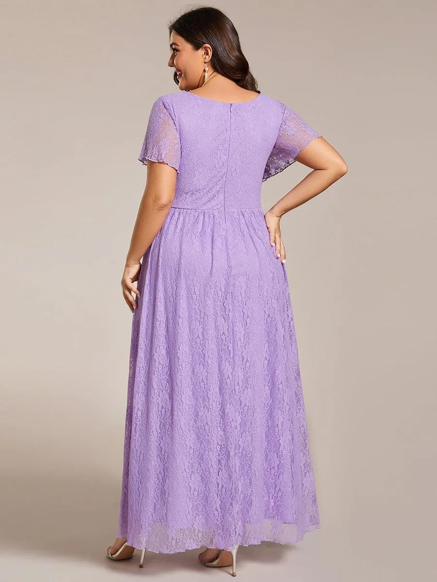 Robe d'invité en dentelle plissée à manches courtes et col V