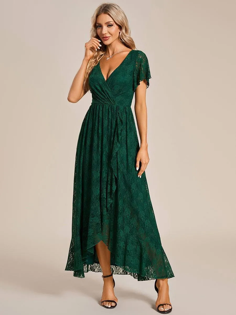 Robe d'invité en dentelle plissée à manches courtes et col V