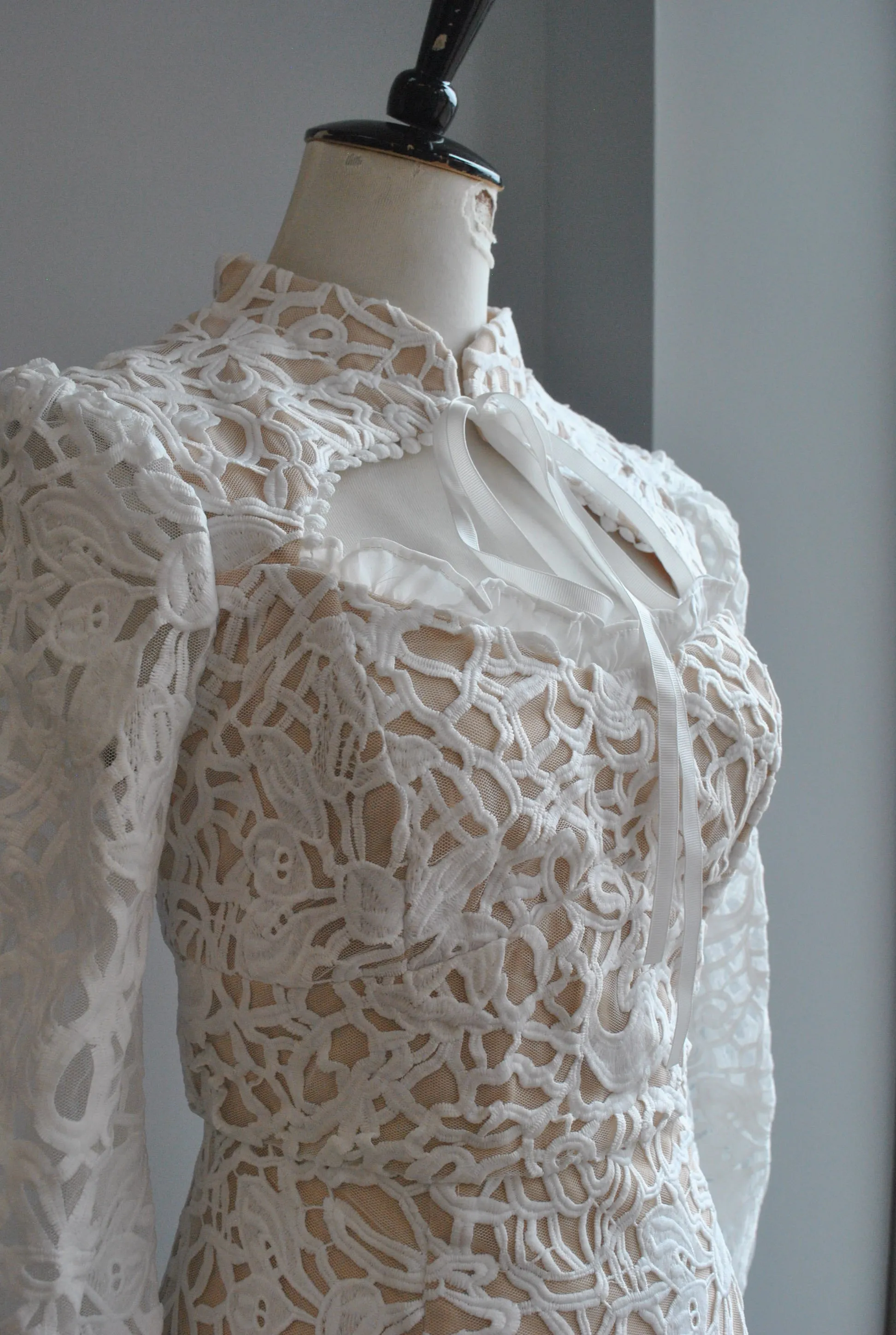 WHITE LACE MINI DRESS WITH RUFFLE AND TIE NECK