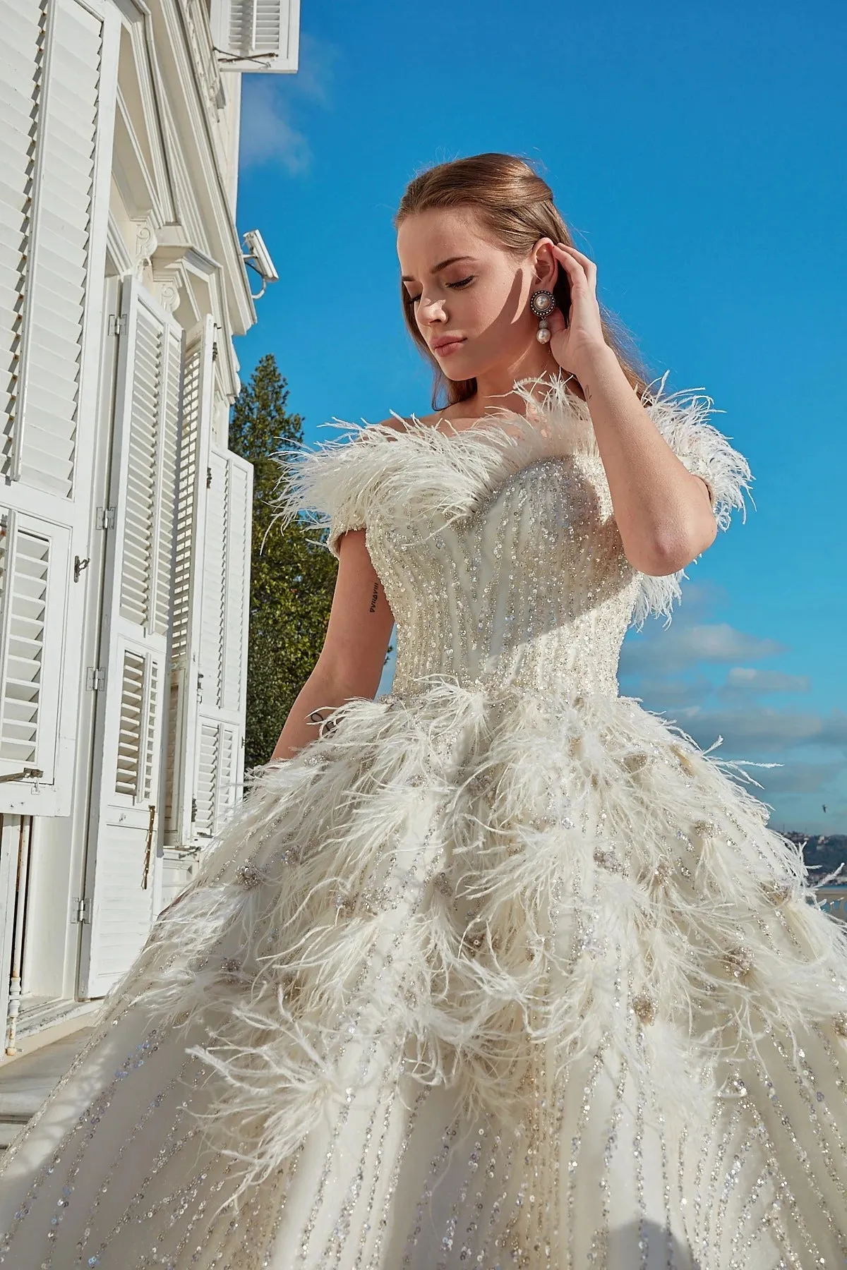 White Off-Shoulder Luxurious Wedding Gown for Bride