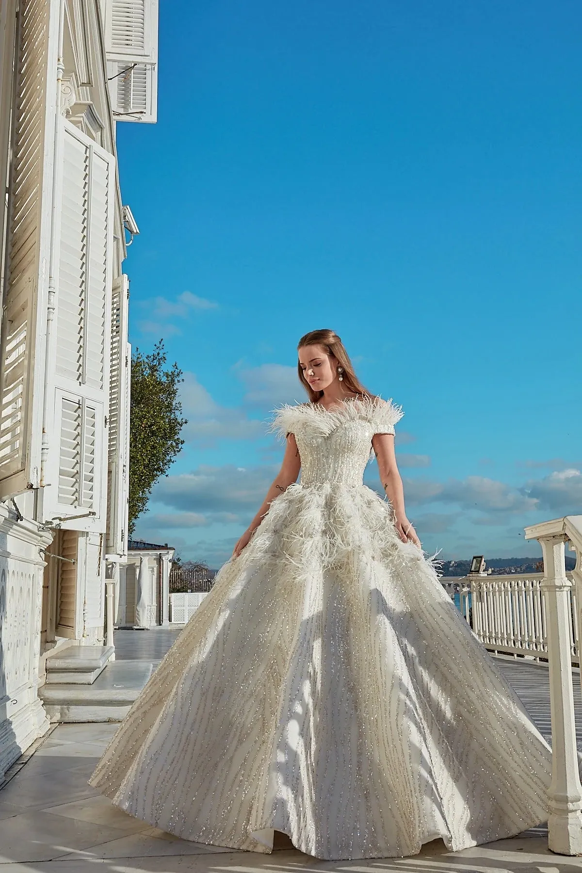 White Off-Shoulder Luxurious Wedding Gown for Bride